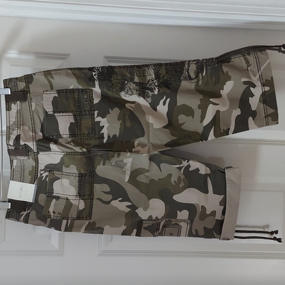 Fashion Bug size 6 camo pants cropped - Picture 6 of 9